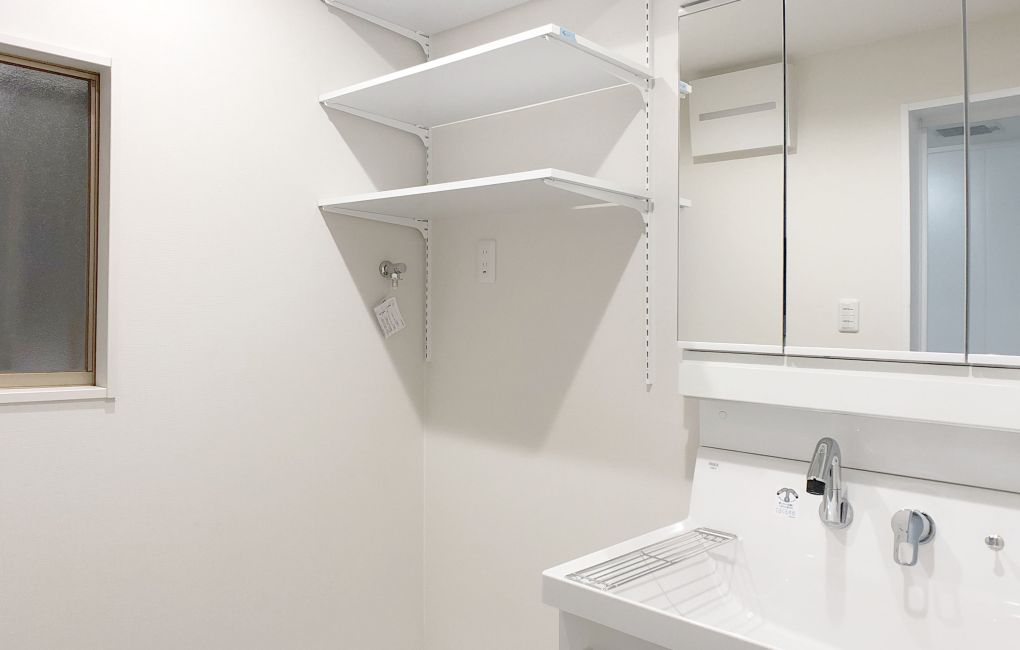 便利な可動式収納棚を作りつけた、清潔感あふれる洗面スペース